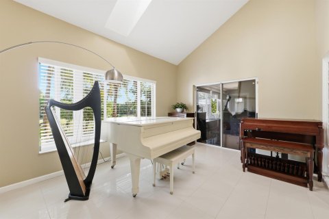 House in Palm Beach Gardens, Florida 5 bedrooms, 432.37 sq.m. № 2251102 - photo 13