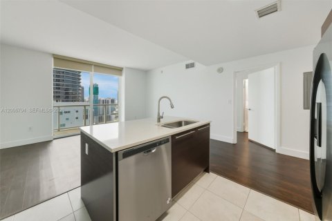 Condominio en alquiler en Miami, Florida, 1 dormitorio, 72.46 m2 № 2071151 - foto 2