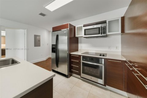 Condominio en alquiler en Miami, Florida, 1 dormitorio, 72.46 m2 № 2071151 - foto 11