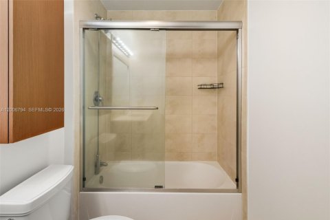Condominio en alquiler en Miami, Florida, 1 dormitorio, 72.46 m2 № 2071151 - foto 17