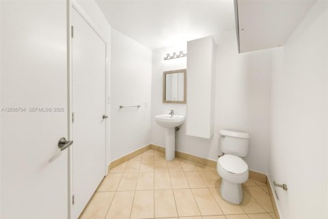 Condominio en alquiler en Miami, Florida, 1 dormitorio, 72.46 m2 № 2071151 - foto 19