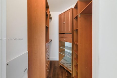 Condominio en alquiler en Miami, Florida, 1 dormitorio, 72.46 m2 № 2071151 - foto 14