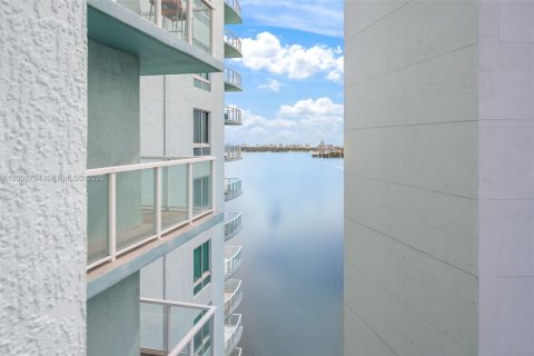 Condominio en alquiler en Miami, Florida, 1 dormitorio, 72.46 m2 № 2071151 - foto 3