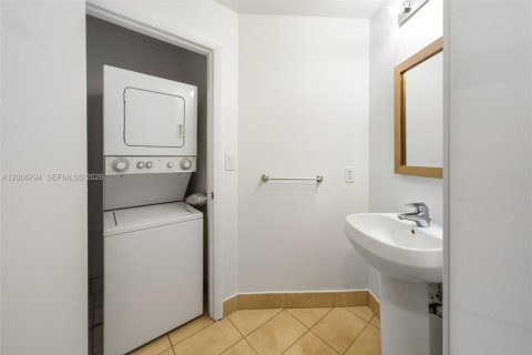 Condominio en alquiler en Miami, Florida, 1 dormitorio, 72.46 m2 № 2071151 - foto 20