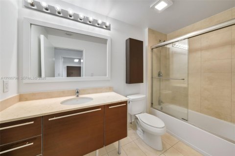 Condominio en alquiler en Miami, Florida, 1 dormitorio, 72.46 m2 № 2071151 - foto 16