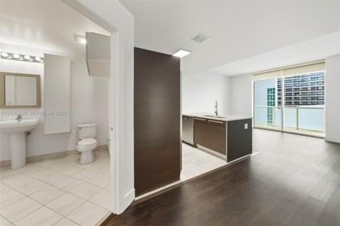 Condominio en alquiler en Miami, Florida, 1 dormitorio, 72.46 m2 № 2071151 - foto 18