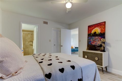 Condo in Treasure Island, Florida, 2 bedrooms  № 1855831 - photo 25