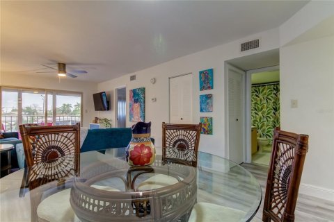 Condo in Treasure Island, Florida, 2 bedrooms  № 1855831 - photo 12