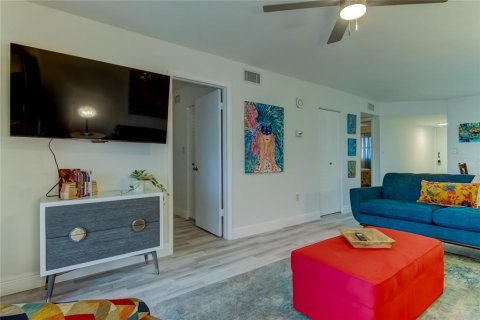 Condo in Treasure Island, Florida, 2 bedrooms  № 1855831 - photo 16