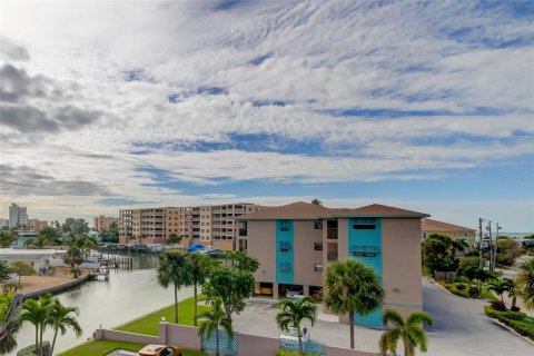 Condo in Treasure Island, Florida, 2 bedrooms  № 1855831 - photo 1