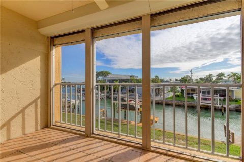 Condo in Treasure Island, Florida, 2 bedrooms  № 1855831 - photo 30