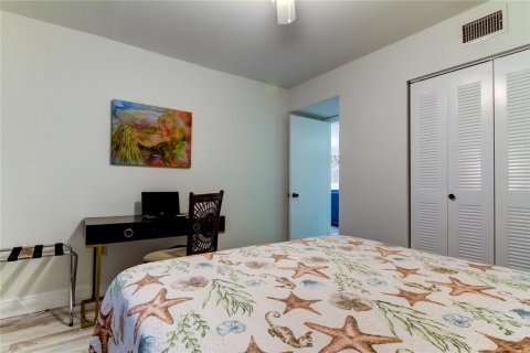 Condo in Treasure Island, Florida, 2 bedrooms  № 1855831 - photo 29
