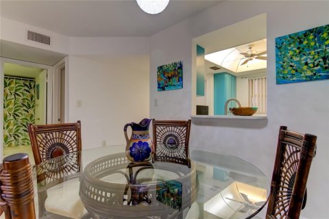 Condo in Treasure Island, Florida, 2 bedrooms  № 1855831 - photo 11