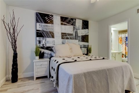 Condo in Treasure Island, Florida, 2 bedrooms  № 1855831 - photo 24