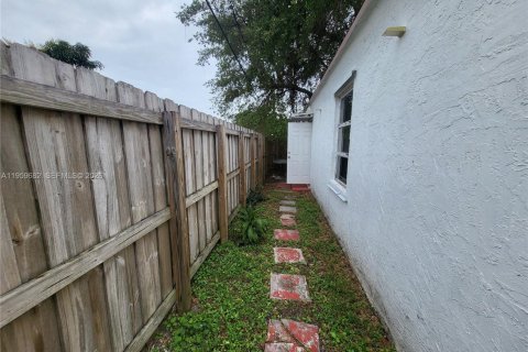 Casa en alquiler en Dania Beach, Florida, 1 dormitorio, 61.32 m2 № 2019823 - foto 23