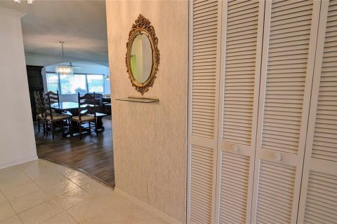 Condo in Sun City Center, Florida, 2 bedrooms  № 2123475 - photo 3