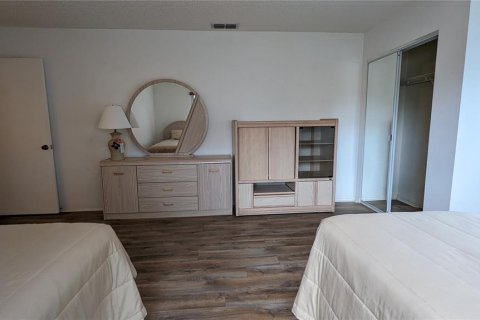 Condo in Sun City Center, Florida, 2 bedrooms  № 2123475 - photo 12