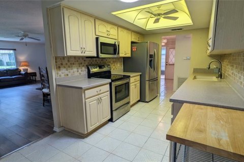 Condo in Sun City Center, Florida, 2 bedrooms  № 2123475 - photo 17