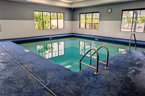Condo in Sun City Center, Florida, 2 bedrooms  № 2123475 - photo 29