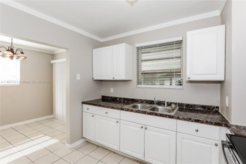 House in Miami, Florida 3 bedrooms, 127.46 sq.m. № 2081539 - photo 7