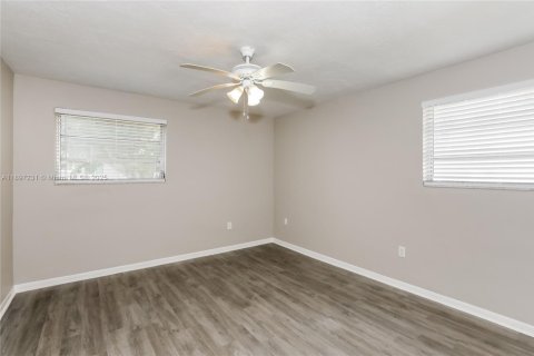 House in Miami, Florida 3 bedrooms, 127.46 sq.m. № 2081539 - photo 8
