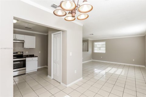 House in Miami, Florida 3 bedrooms, 127.46 sq.m. № 2081539 - photo 5