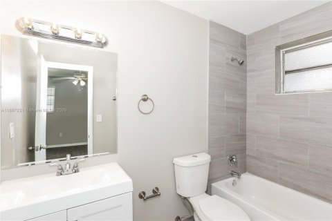 House in Miami, Florida 3 bedrooms, 127.46 sq.m. № 2081539 - photo 10
