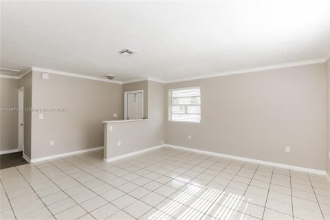 House in Miami, Florida 3 bedrooms, 127.46 sq.m. № 2081539 - photo 3