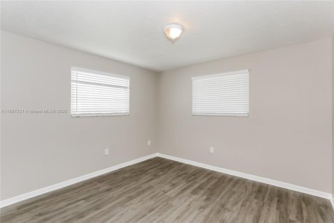 House in Miami, Florida 3 bedrooms, 127.46 sq.m. № 2081539 - photo 11