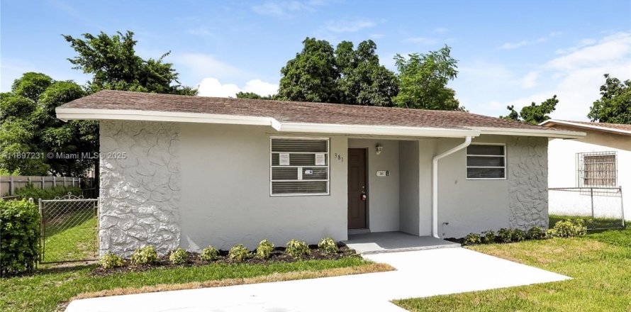 House in Miami, Florida 3 bedrooms, 127.46 sq.m. № 2081539