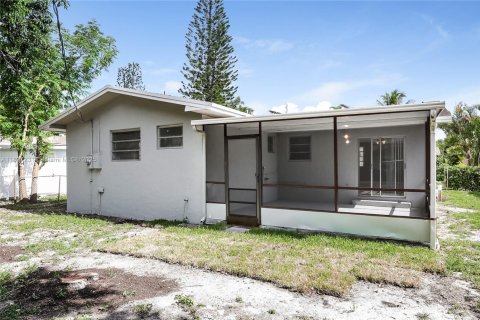 House in Miami, Florida 3 bedrooms, 127.46 sq.m. № 2081539 - photo 15