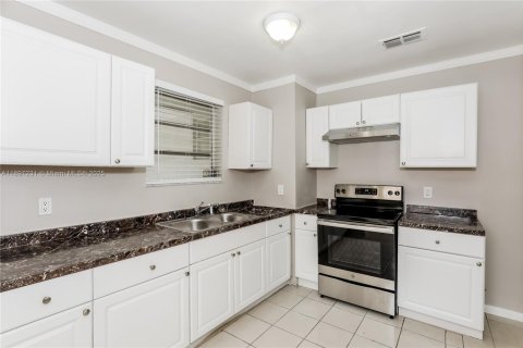 House in Miami, Florida 3 bedrooms, 127.46 sq.m. № 2081539 - photo 6