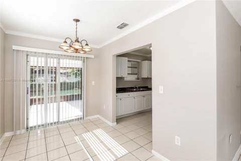 House in Miami, Florida 3 bedrooms, 127.46 sq.m. № 2081539 - photo 4