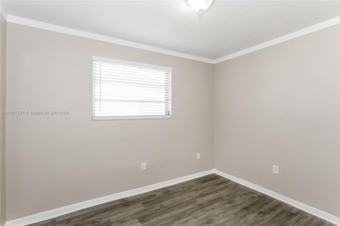 House in Miami, Florida 3 bedrooms, 127.46 sq.m. № 2081539 - photo 13