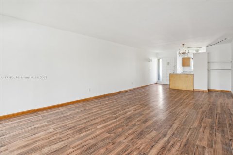 Condo in Jensen Beach, Florida, 2 bedrooms  № 1867187 - photo 12