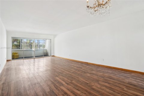 Condo in Jensen Beach, Florida, 2 bedrooms  № 1867187 - photo 9