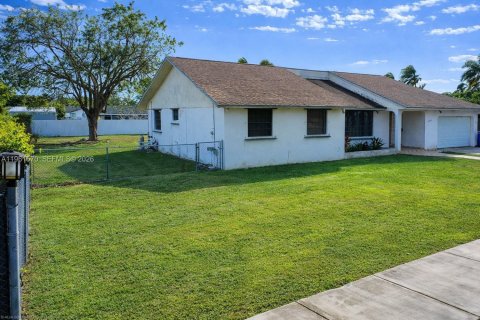 House in Homestead, Florida 3 bedrooms, 151.43 sq.m. № 2027228 - photo 5