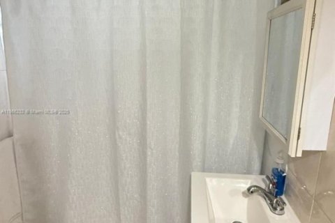 Villa ou maison à vendre à Miami, Floride: 4 chambres, 207.73 m2 № 2023165 - photo 13