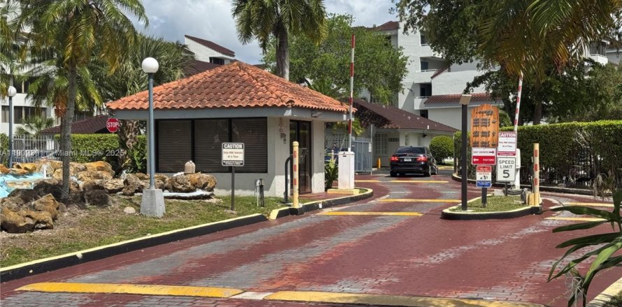 Кондоминиум с 2 спальнями в Майами, Флорида № 1953781