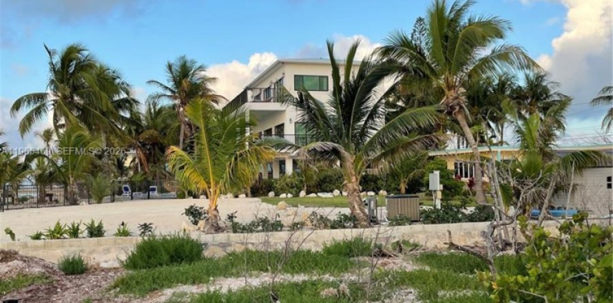 Commercial property in Marathon, Florida № 2027035