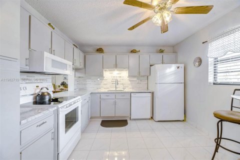 Copropriété à vendre à Tamarac, Floride: 2 chambres, 125.42 m2 № 2049240 - photo 3