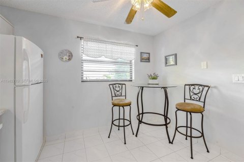 Copropriété à vendre à Tamarac, Floride: 2 chambres, 125.42 m2 № 2049240 - photo 4