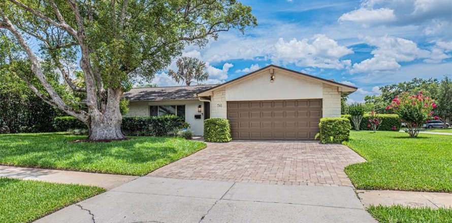House in Maitland, Florida 4 bedrooms, 183.48 sq.m. № 2216178