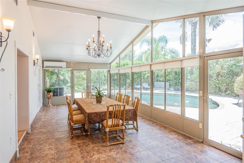 House in Maitland, Florida 4 bedrooms, 183.48 sq.m. № 2216178 - photo 23