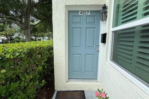 Townhouse in Tampa, Florida 2 bedrooms, 96.99 sq.m. № 1911966 - photo 1