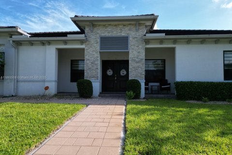 Villa ou maison à vendre à Miami, Floride: 4 chambres, 249.72 m2 № 1945532 - photo 2