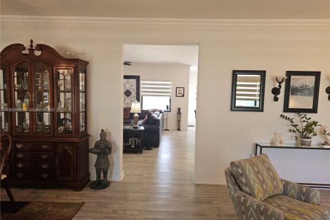 Villa ou maison à vendre à Miami, Floride: 4 chambres, 249.72 m2 № 1945532 - photo 5