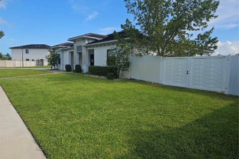 Villa ou maison à vendre à Miami, Floride: 4 chambres, 249.72 m2 № 1945532 - photo 30