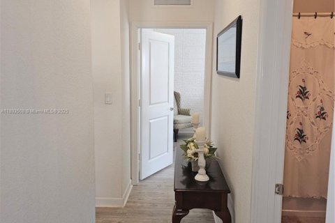 Villa ou maison à vendre à Miami, Floride: 4 chambres, 249.72 m2 № 1945532 - photo 13