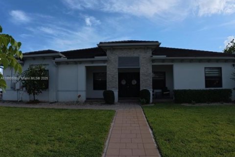 Villa ou maison à vendre à Miami, Floride: 4 chambres, 249.72 m2 № 1945532 - photo 3